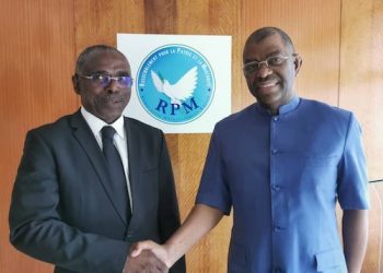 François Ndong Obiang de REAGIR, à gauche, et Alexandre Barro Chambrier du RPM, à droit pour une opposition unie et en rang serré pour 2023