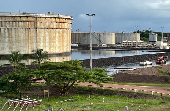 Déversement de 556 000 barils de pétrole hors d'un tankdestockage de Perenco par accident au Cap Lopez
