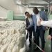Le ministre du Commerce et des PME/PMI, Yves Fernand Manfoumbi visite une des deux usines de production de la farine de manioc au Vietnam