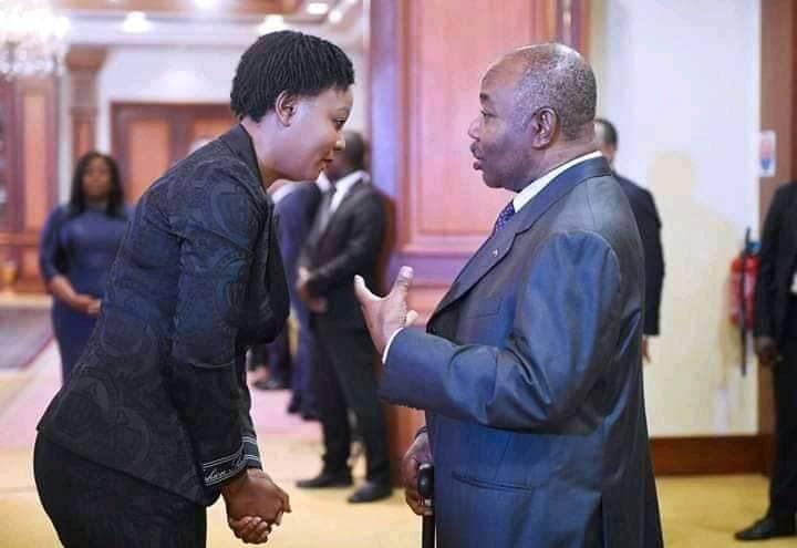 Justine Judith Lekogo lors de son entrée au gouvernement avec le président Ali Bongo Ondimba
