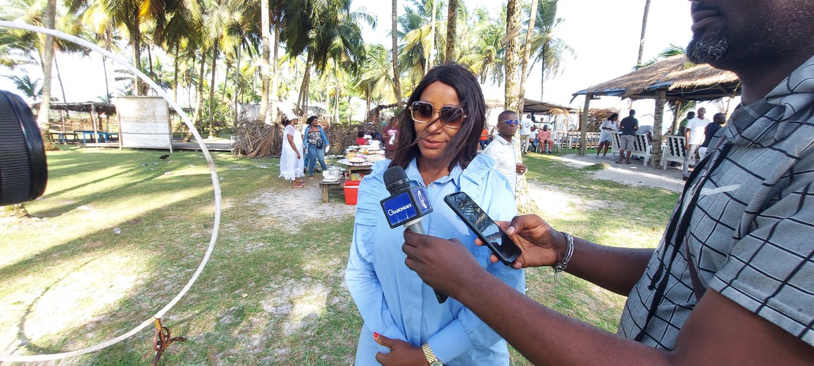 Rita estelle Milagolo, la Secrétaire nationale en charge des femmes de l'AEG devant la presse