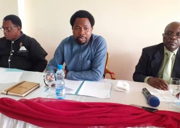 Le Prophète Max Alexandre Ngoua au centre présentant son modus operandi pour éliminer complètement les crimes rituels