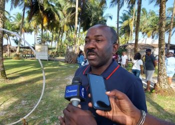 Le président national d'agir ensemble pour le Gabon, Brice Arnaud Ondo Minko devant la presse