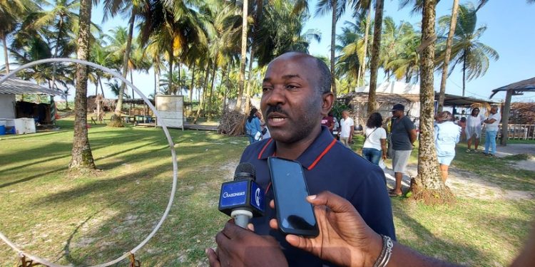 Le président national d'agir ensemble pour le Gabon, Brice Arnaud Ondo Minko devant la presse