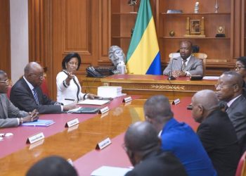 Ali Bongo reçoit le rapport de la commission sur l'île Mbanié