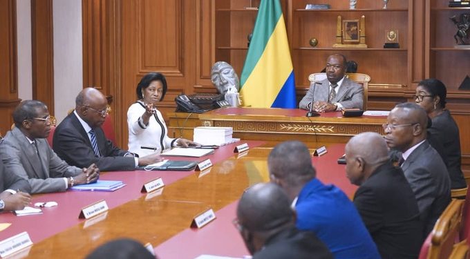 Ali Bongo reçoit le rapport de la commission sur l'île Mbanié