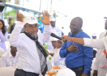 Le ministre Elvis Ossindji en chemise bleue célèbre la fête du travail avec les agents des Mines en apothéose