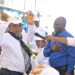 Le ministre Elvis Ossindji en chemise bleue célèbre la fête du travail avec les agents des Mines en apothéose