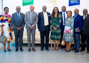 Le ministre des PME Yves Fernand Manfoumbi à la Fabrique des Champions ici avec les responsables du programme et ses collaborateurs