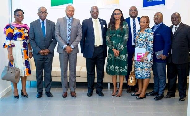 Le ministre des PME Yves Fernand Manfoumbi à la Fabrique des Champions ici avec les responsables du programme et ses collaborateurs