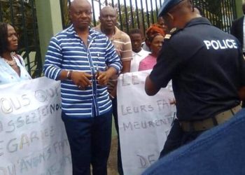 Les retraités pour leurs revendications devant l'immeuble Arambo ou le PM Ossouka Raponda reste insensible