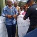 Les retraités pour leurs revendications devant l'immeuble Arambo ou le PM Ossouka Raponda reste insensible