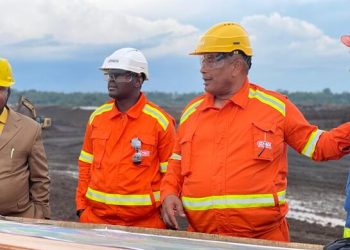 Le ministre des Mines Elvis Ossindji à gauche à la Comilog où il prône une bonne politique RSE pour les populations