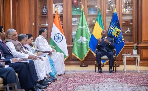 Le Vice-président d'Inde, Venkaiah Naidu et Ali Bongo devisent au Palais présidentiel