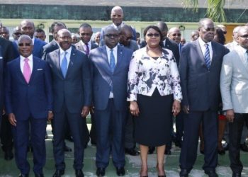 Photo de famille des banquiers de la CEMAC prêts à relancer l’économie en présence du ministre de l'économie du Gabon Jeanine Roboty epse Mbou