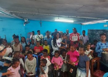 L'évêque Nadia Jocktane lors de l'apport du sourire aux enfants de S.O.S Mwana