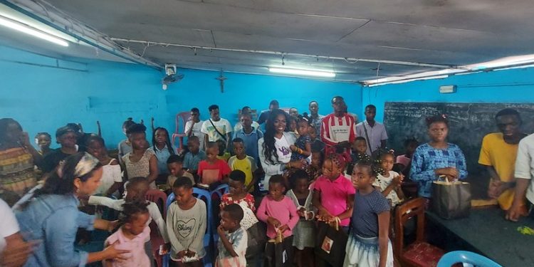L'évêque Nadia Jocktane lors de l'apport du sourire aux enfants de S.O.S Mwana