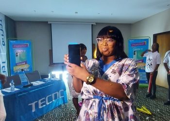 L'ambassadrice Emeraude présentant le Tecno Camon 19, le plus beau téléphone au monde au public gabonais