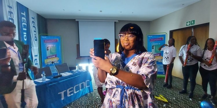 L'ambassadrice Emeraude présentant le Tecno Camon 19, le plus beau téléphone au monde au public gabonais