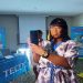 L'ambassadrice Emeraude présentant le Tecno Camon 19, le plus beau téléphone au monde au public gabonais