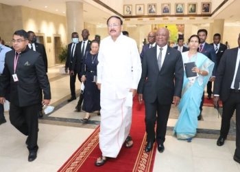 Le Vice-président d'Inde, Muppavaru Venkaiah Naidu lors de son arrivée en audience à l'Assemblée nationale du Gabon avec Faustin Boukoubi