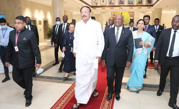 Le Vice-président d'Inde, Muppavaru Venkaiah Naidu lors de son arrivée en audience à l'Assemblée nationale du Gabon avec Faustin Boukoubi