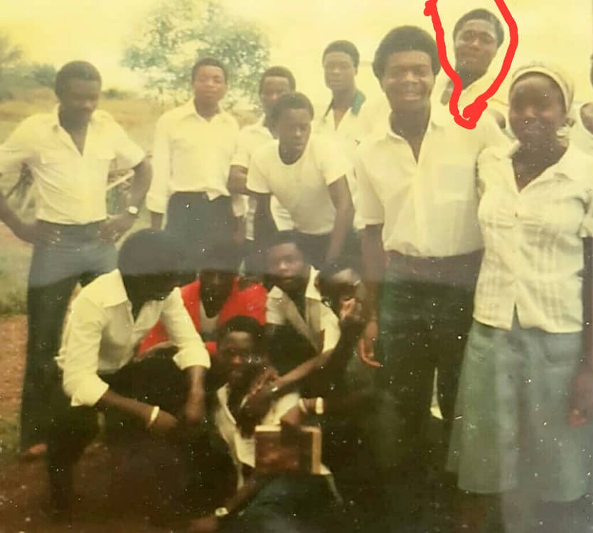 Albert Loussou en 1977 au Lycée d'État de Franceville, en classe de Terminale A4 (médaillon), derrière l'un des aînés du Journalisme gabonais, Michel Ongoundou