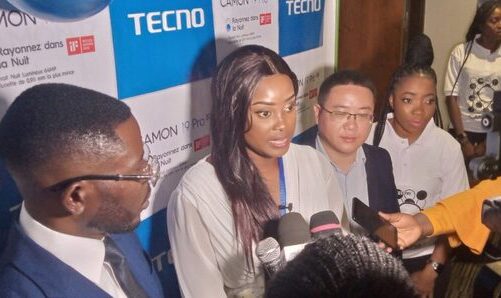 Michèle Ayo, la responsable des ventes directes devant les médias 