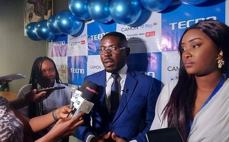 Le Brand Manager Tecno Gabon, Jesse Ngam développe devant la presse
