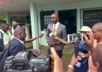 Geoffroy Foumboula Libeka, le porte-parole du Copil Citoyen lors de la Conférence de presse demandant la démission et la mise en examen des responsables des détournements des fonds Covid