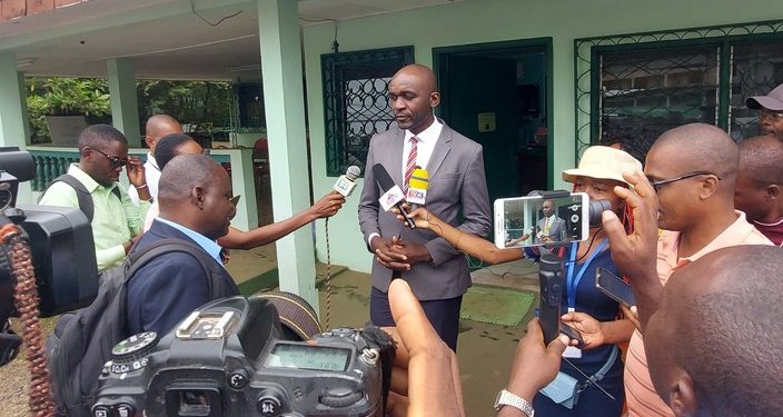 Geoffroy Foumboula Libeka, le porte-parole du Copil Citoyen lors de la Conférence de presse demandant la démission et la mise en examen des responsables des détournements des fonds Covid