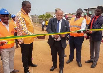 Le beau geste de la SNi, coupure du ruban de livraison par le maire d'Akanda, Yvon Patrick Rombogouera, en présence du DG de la SNI Herman Kamonomono