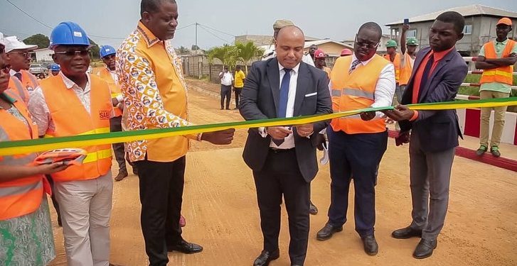 Le beau geste de la SNi, coupure du ruban de livraison par le maire d'Akanda, Yvon Patrick Rombogouera, en présence du DG de la SNI Herman Kamonomono