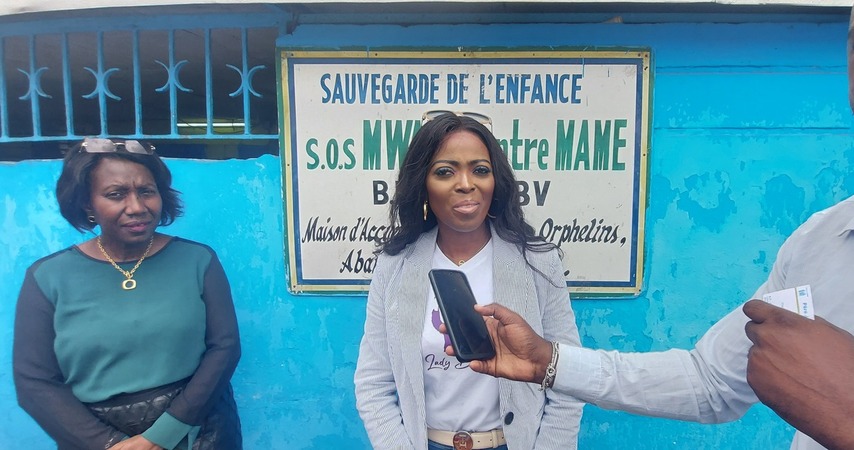 L'évêque Nadia Jocktane devant la presse