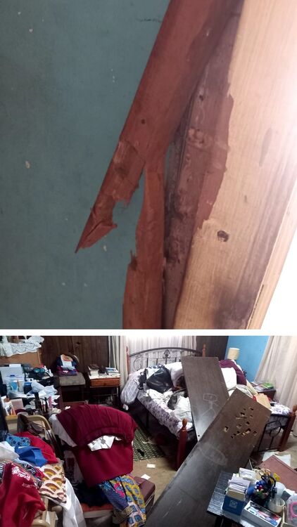 La maison de la maman de Christian Bernard Rekoula avec une porte enfoncée et une pièce bien fouillée 