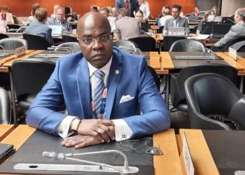 Le ministre du Commerce du Gabon Yves Fernand Manfoumbi à la clôture de la 12e Conférence ministérielle de l'OMC sous fond de résolutions satisfaisantes