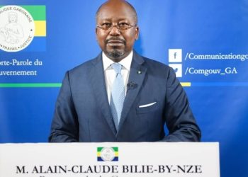 Le porte-parole du gouvernement Alain-Claude Bilie-By-Nze lisant le Communiqué final du Conseil des Ministres