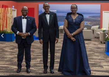 Michael Moussa-Adamou, le ministre gabonais des Affaires étrangères avec le président Paul Kagame après l'entrée du Gabon et le Togo dans le Commonwealth