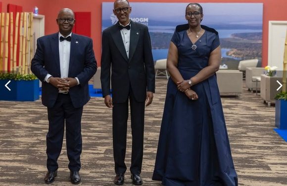 Michael Moussa-Adamou, le ministre gabonais des Affaires étrangères avec le président Paul Kagame après l'entrée du Gabon et le Togo dans le Commonwealth