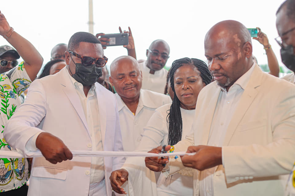 Steeve Nzegho Dieko, le SG du PDG coupant le ruban symbolisant l'inauguration du nouveau siège du parti dans la ville de Franceville, au quartier Franceville 2