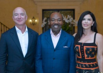 Jeff Bezos, le 2e homme le plus riche du monde offre 35 millions de dollars au Gabon, ici avec son épouse entourent Ali Bongo
