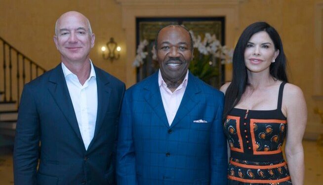 Jeff Bezos, le 2e homme le plus riche du monde offre 35 millions de dollars au Gabon, ici avec son épouse entourent Ali Bongo