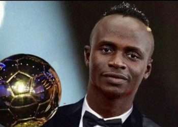 Sadio Mane et son deuxième ballon d'Or africain qu'il reçoit