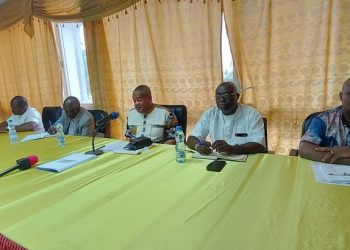 Félix Okeya et les cadres de Bayi-Brikolo réfléchissent sur le développement local avec la route comme pierre angulaire