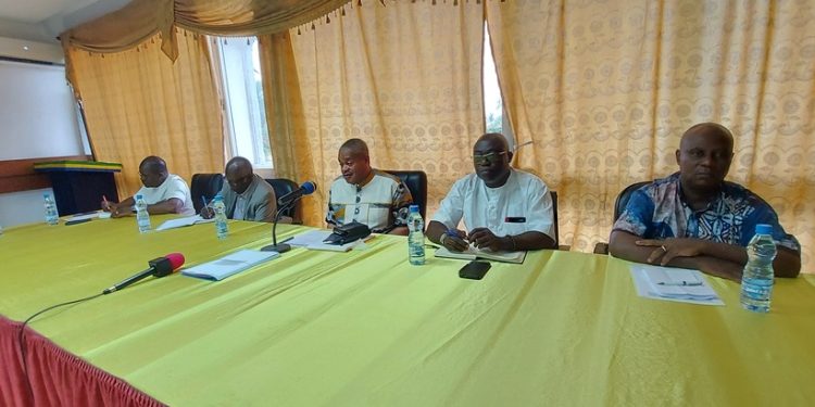 Félix Okeya et les cadres de Bayi-Brikolo réfléchissent sur le développement local avec la route comme pierre angulaire