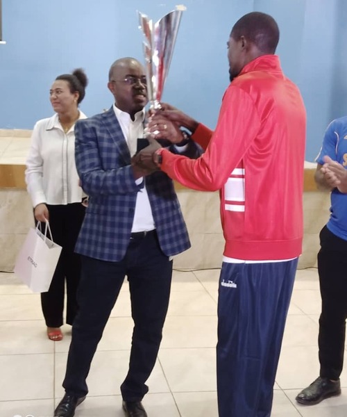 Le DG de la Setrag, Christian Magni recevant le trophée des champions de l'entreprise