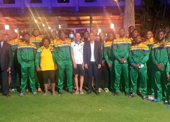 L'équipe des Panthères du Gabon avec le ministre des Sports Franck Nguema avant la rencontre avec la Guinée équatoriale