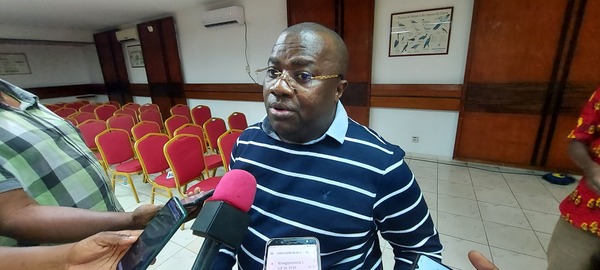 Wilfried Mvou Ossialas, cadre de Bayi-Brikolo devant la presse