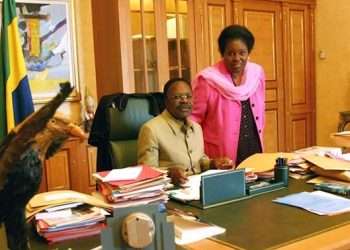 Pascaline Bongo debout avec son père Omar Bongo de son vivant, sa demie sœur lui réclame 32 milliards d'héritage