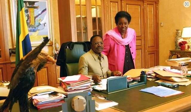 Pascaline Bongo debout avec son père Omar Bongo de son vivant, sa demie sœur lui réclame 32 milliards d'héritage
